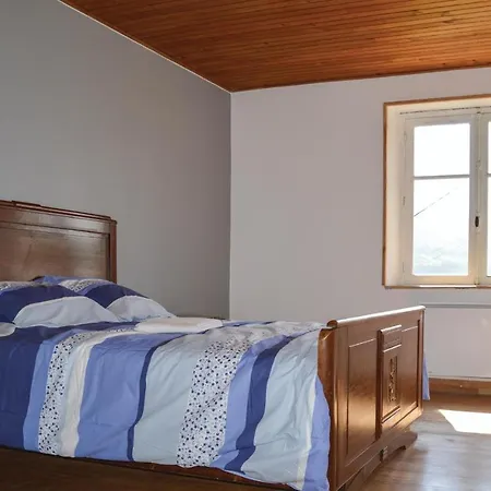 Three-bedroom In Cheylade