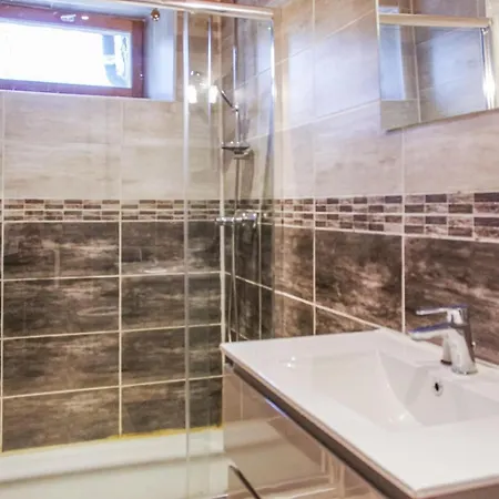 Three-bedroom In Cheylade